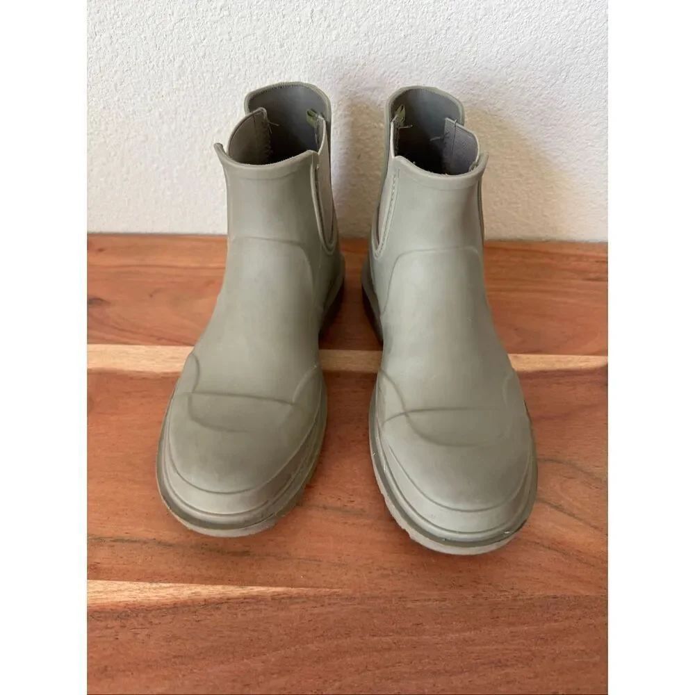 Zara kids unisex size 1 sage green rubber pull on rain boots